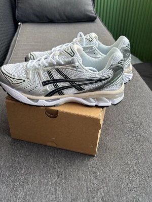 Asics gel kayano 14 - Sista paren inne passa på och köp! Våga lägga bud!