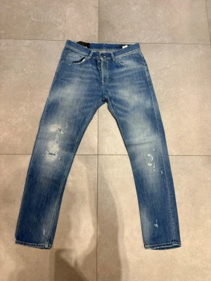 Dondup jeans - Dondup jeans !!Trendigaste jeansen på marknaden Nypris=4000  Säljs för=799(Modellen har orginal slitningar från fabrik vilket gör jeansen mer populär och eftertraktad)