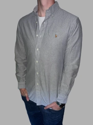 Grå skjorta från Ralph Lauren - 🔹 Märke: Ralph Lauren 🔹 Modell: Skjorta 🔹 Storlek: S 🔹 Färg: Grå 🔹 Skick: Väldigt fint skick 🔹 Passform: Classic Fit 🔹 Pris: 349kr  ✅ 100% äkta ✅ Snabb frakt ✅ Fler bilder/video finns vid intresse ✅ Stilren och lättmatchad