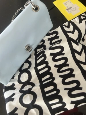 Marc Jacobs väska  - Säljer denna superfina blus från Only som passar till både vardagen och festligare tillfällen. Använd ca 4 gånger. Storlek M men passar även S. Ny pris 380kr. 💗