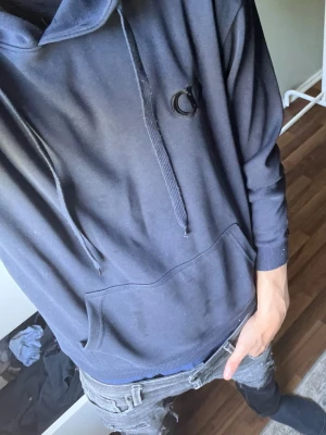 Mörkblå hoodie CD - Christian d’ior