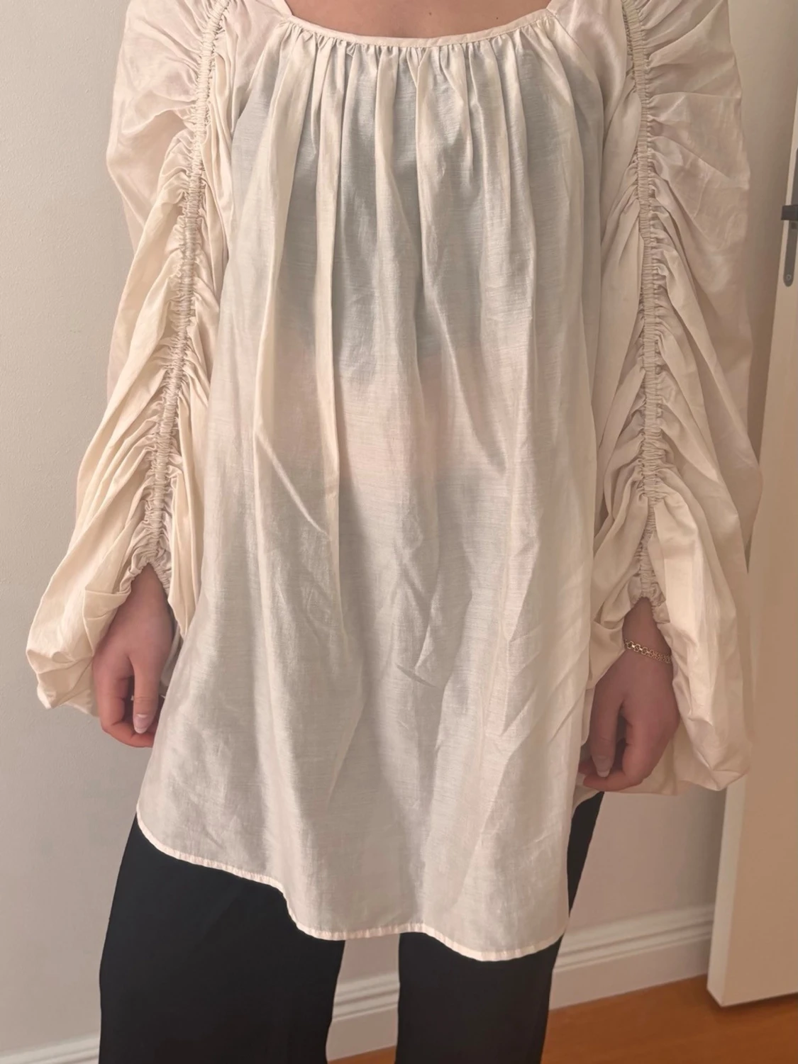Vit blus med puffiga ärmar