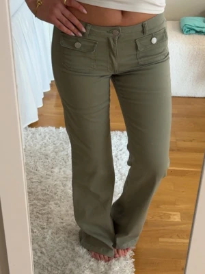 Lågmidjade gröna jeans  - Säljer ett par gröna byxor från Monki i storlek 36🌸🍸💕