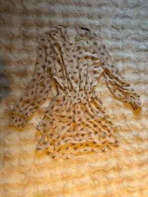 Klänning från Gina tricot, Stl. 40 - Säljer en klänning från Gina i storlek 40 då den inte används längre. Den är i nyskick och det finns inga fläckar eller liknande på den