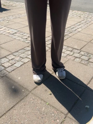 Nelly mjukis - Säljer för dem är lite för långa, jag är 165 och så ser de ut på mig. Kontakta för frågor!!🥰ytterst lite noppriga