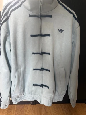 Adidas Original Tang jacka - Extremt ovanlig jacka från Adidas Originals som endast finns tillgänglig i Kina. Begränsad utgåva och mycket svår att få tag på i Sverige och övriga Europa. För dig som vill sticka ut med ett plagg som nästan ingen annan har. Köpte denna efter att ha varit i Shanghai i drygt 2 veckor. Finns även i andra färger och storlekar. Priset går att diskutera vid smidig affär eller vid köp av fler produkter. Jackan finns i storlek XS, S och M. Dessa storlekar är lite större en vanliga fall.