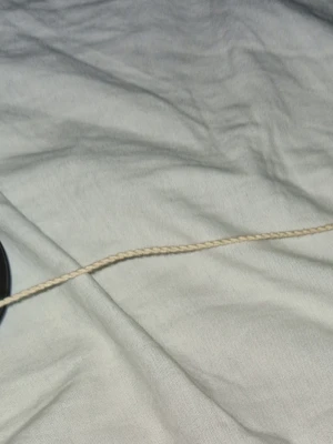 Svart och blått yo-yo med snöre - Säljer en yo-yo i svart och blå färg med beige snöre. Yo-yon har en klassisk konkav form och är tillverkad i hårdplast eller metall. Perfekt för tricks och samling. Serienummer syns på sidan.