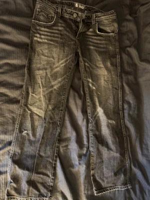 Low waist jeans  - Säljer dom här byxorna då dom inte passar mig men vet ej vilken storlek det är. Skulle gissa på att det är 34-36. Skulle säga att dom är kort i storleken då jag är 155 och dom passar mig i längden 