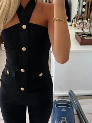 Svart halterneck topp med guldknappar - Supersnygg topp från Zara 🖤
