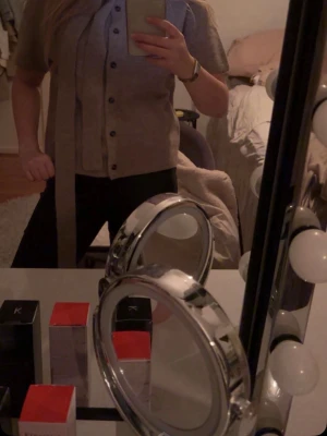 Beige kortärmad kofta - Kortärmad beige kofta med rund halsringning och knappar framtill. Tillverkad i mjukt stickat material och kommer med ett matchande bälte runt halsen. Endast använd 1 gång tidigare 