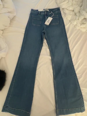 Bootcut jeans  - Dessa bootcut jeans är i nytt skick från Bikbok, supersnygga och helt oanvända. Storleken på dessa byxorna är W 27 L 32, vilket ungefär motsvarar S dem är väldigt stretchiga, snygga och sköna att ha på sig💕💕