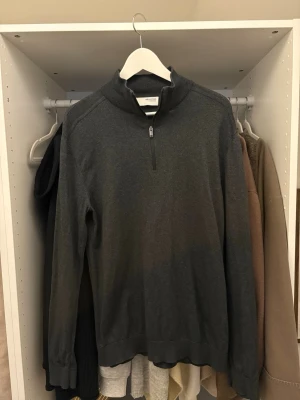 Mörkgrå halvzip  - Selected/Homme mörkgrå halvzip