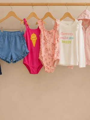 Klädpaket för flicka i storlek 86/92 med 8 fina plagg i bra använt skick. - Paketet innehåller: • 2 baddräkter • Stickad tröja • Långärmad topp • Hoodie med dragkedja • Collegetröja • Byxor • Shorts  Fina färger och mönster, bland annat enhörningar, glassmotiv och pastelltoner. Säljs som paket.  Storlek: 86/92 Skick: Bra använt skick  Ett prisvärt paket med många användbara plagg för säsongen.