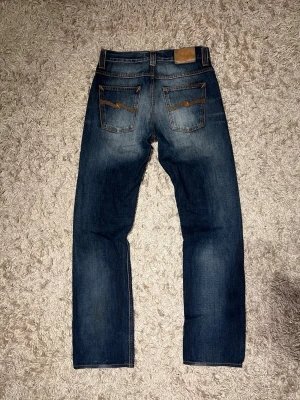 Nudie jeans straight bootcut flared fit wash archive fades dry denim w30 herr average joe   - Nudie jeans i modell average joe med en riktigt snygg tvätt. Jeansen har en straight passform med en lätt bootcut. W30, inga märkvärdiga defekter. Postas antigen samma dag som köp eller dagen därpå💯🙌