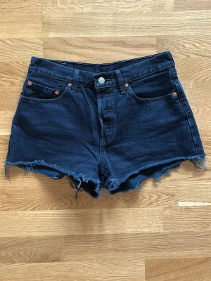 Mörkblå Levi's 501 jeansshorts  - Säljer ett par mörkblå jeansshorts 501 från Levi's.