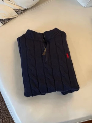 Ralph Lauren Quarter Zip Marinblå - Säljer min Ralph Lauren Quarter Zip i storlek M då den tyvärr blivit lite för liten för mig. Passar ungefär dig som är 175–182 cm beroende på fit.  Väldigt skönt material och perfekt nu till sommaren eller svalare sommarkvällar. 100% äkta och i fint skick.  Priset kan diskuteras vid snabb affär, men inga skambud :)