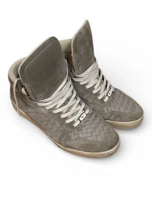 Grå high-top sneakers från Bottega Veneta - Köp strl 42