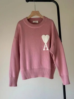 Ami sweater helt ny!! - En skit clean ami sweater tröjan är helt ny och passar till de mesta, vid frågor skriv!😀