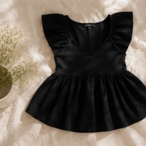 Svart volangblus med v-ringning - Svart peplumtopp 🖤  Såå elegant och classy 😩✨ älskar volangerna på axlarna!! perf topp när man vill känna sig extra fin 💅Aldrig använt så nyskick                                   Bundle finns🤍  - Soft and pieces