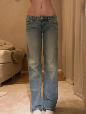 Lågmidjade jeans  - Super snygga lågmidjade jeans från Gina! Dem är endast använda en gång, dock har jag sprättat upp i slutet av benet så dem är lite längre 🎀🎀🎀