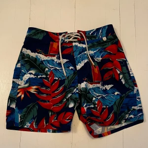 Ralph Lauren badbyxor - Säljer ett par badbyxor från Polo Ralph Lauren. Badbyxorna är i storlek small och är i gott skick.