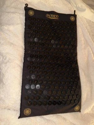 Spik matta  - Hej! Säljer denna spikmattan från shakti den är aldrig använd så den är i super fint skick🤩