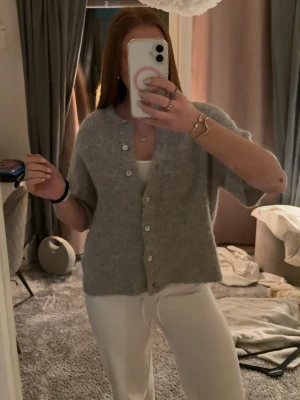 Grå stickad kofta med knappar - Superfin sitckad tre-kvarts armad cardigan från gina med knappar 🤞använd en del men inte använd på länge😌😌