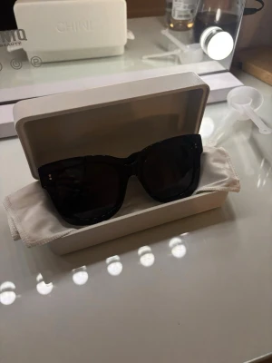 Chimi solglasögon 08 svart - Svarta solglasögon från chimi i modellen 08! Hör av er vid frågor! Pris kan diskuteras🫶🏼💞