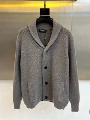 Loro piana kofta  - Säljer en stilren grå kofta från Loro piana av det exklusivaste materialet som finns. Koftan är otroligt bekväm och är i mycket bra skick. Perfekt för dig som gillar lyx och go stil. Nypris ca 19000 kr ✅ 