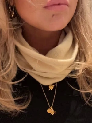 Ljusgul kashmir buff - Säljer en ljusgul buff i 100% kashmir🫶🏾