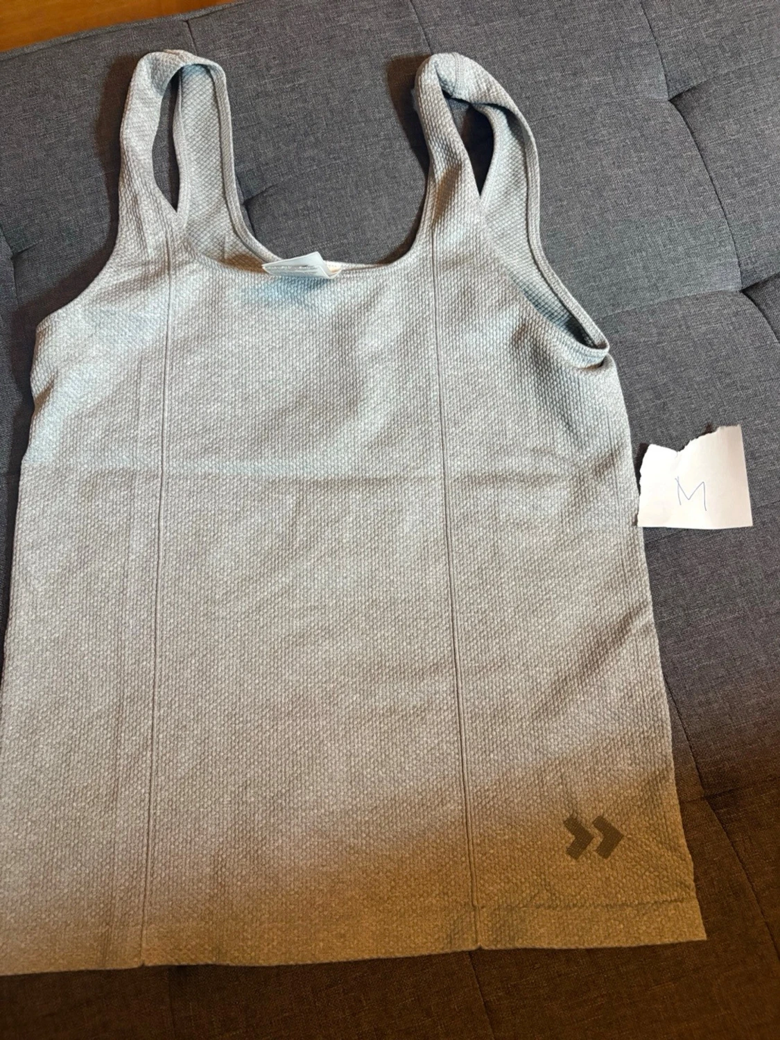 Ljusgrå linnetopp med struktur