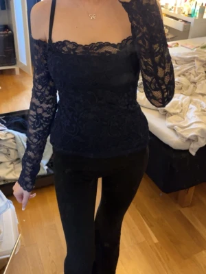 Mörkblå spetsblus offshoulder - Säljer en mörkblå offshoulder-blus i spets med långa ärmar. Använd ungefär 3 gånger tror jag.