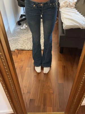 True religion jeans - Säljer dessa supersnygga jeans från true religion i modellen joey. Storlek W23. Säljer så jag ej använder dom längre🥰🥰 kan tänka mig att gå ner i pris!!