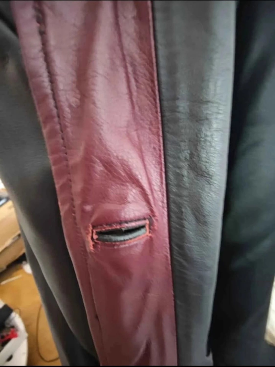 Lång svart skinnjacka med vinröda detaljer - 4