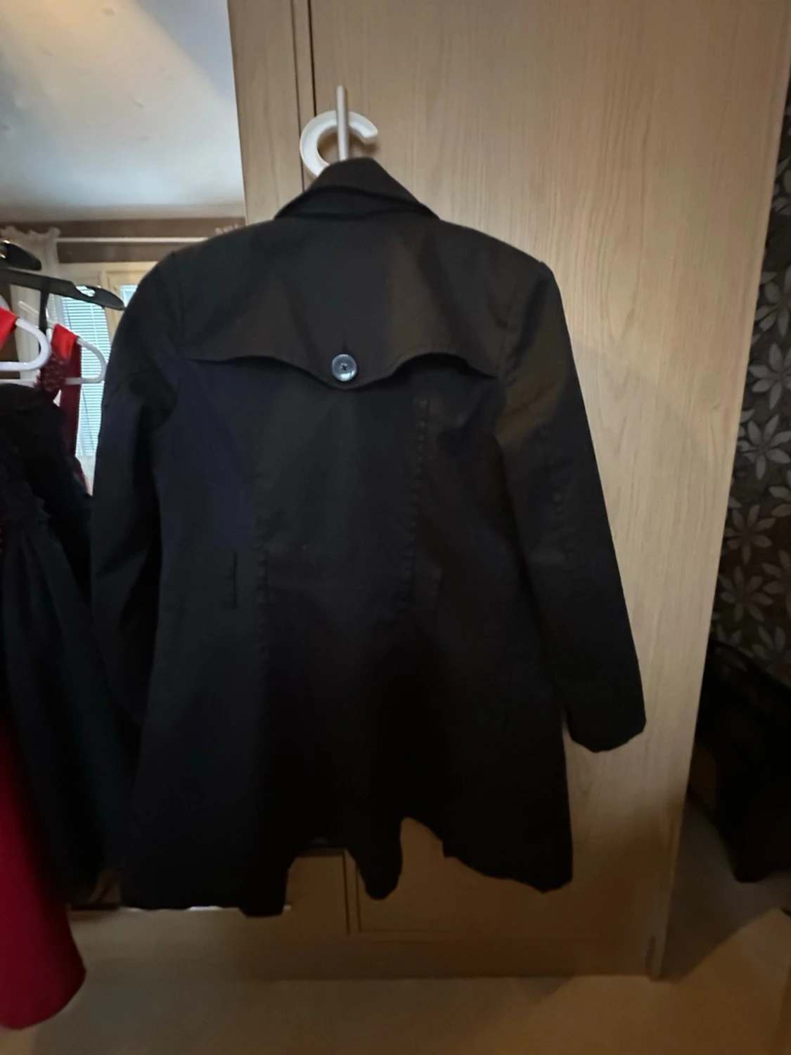 Svart trenchcoat från Divided - 2