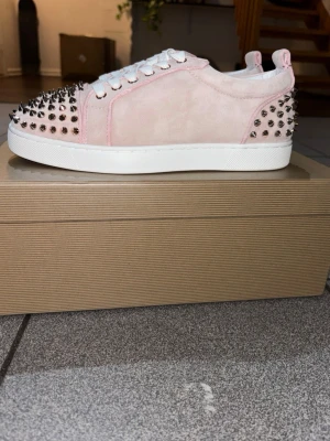 Christian louboutin fun vieira pink spikes 38 - Helt nya köptes förra året. Allt originalt finns kvar  har endast testas inomhus. Kan mötas i Stockholm eller fraktas STORLEK 38 