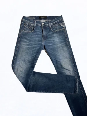 Replay Anbass Hyperflex - Blåa Replay Anbass Jeans • W 29 L 32 • Byxorna är i väldigt bra skick • Perfekta till våren • Priset kan diskuteras • Hör av dig kring funderingar!
