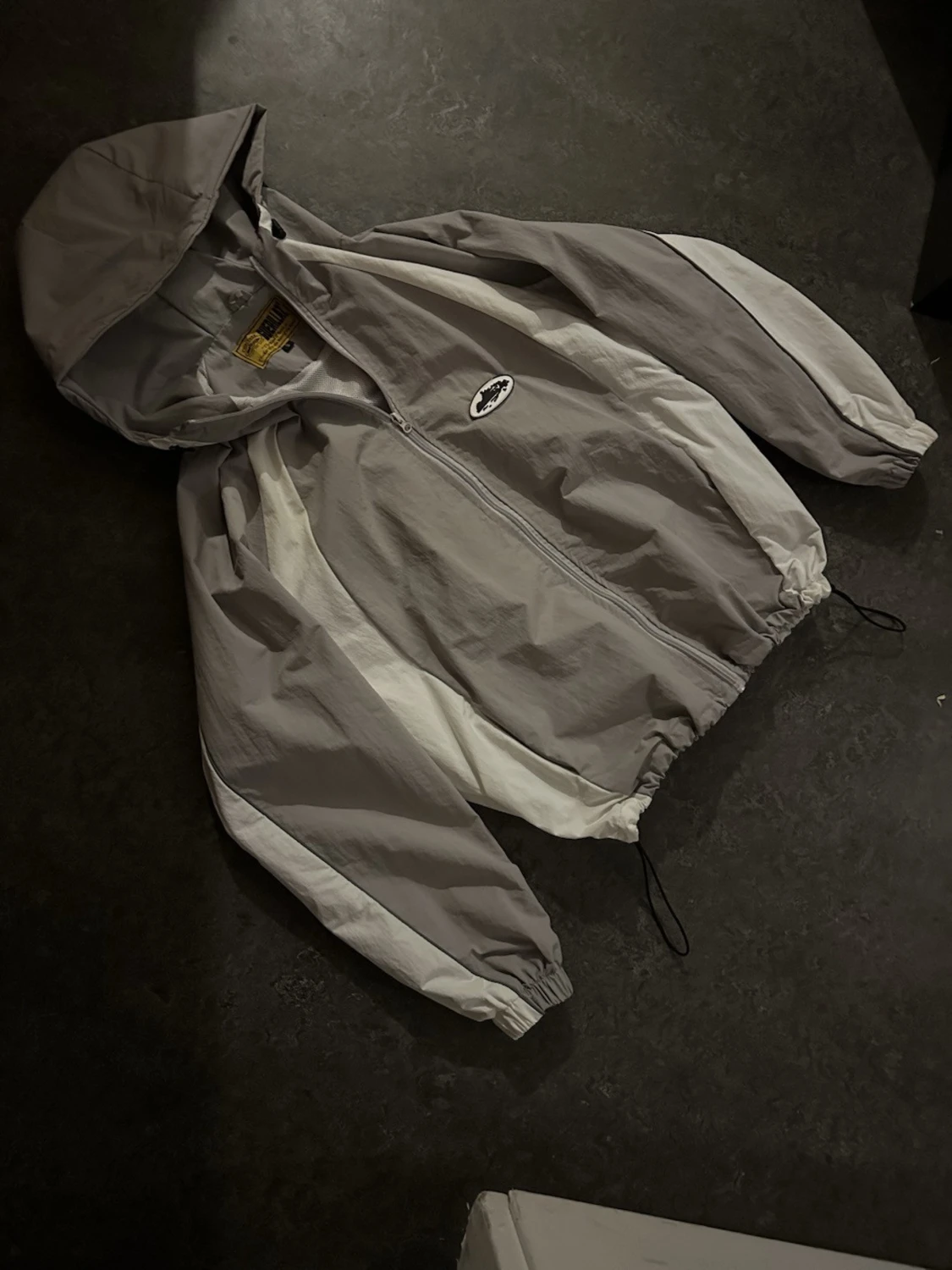 Grå vindjacka från Corteiz 