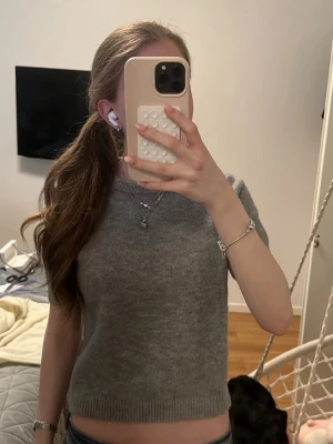 Grå stickad kortärmad tröja från Zara - Säljer denna tröjafrpn zara! Använd en gång och i jätte bra skick! Det är storlek S men funkar som xs också