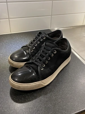 Lanvins strl 44 - Säljer nu mina lanvins då jag haft de ett tag och nu är sugen på nya skor, de är storlek 44 men är lite stora i storleken. Priset är inte hugget i sten, billigare vid snabb affär. Ingen låda och tror att jag tappat dustbagen men kan leta reda på den vid försäljning. Passar nästan allt! 