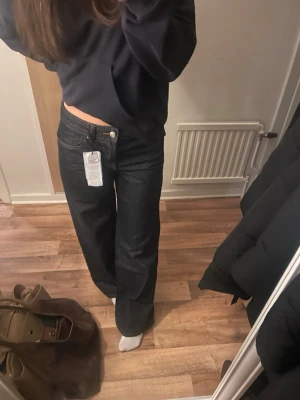 Mörkblå raka jeans från Perfect Jeans - Säljer ett par mörkblå jeans från Gina tricot. Helt nya med prislapp