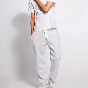 Ljusgrå mjukisbyxor från russemerch - Säljer ett par ljusgrå mjukis byxor från russemerch storlek m fick dom i julklapp och dom passade och kunde inte lämna tillbaks så ja säljer de här nu nypris 600  . Byxorna har en avslappnad passform och är tillverkade i mjukt sweatshirtmaterial, perfekta för chill dagar. Klassisk design utan synligt märke. 