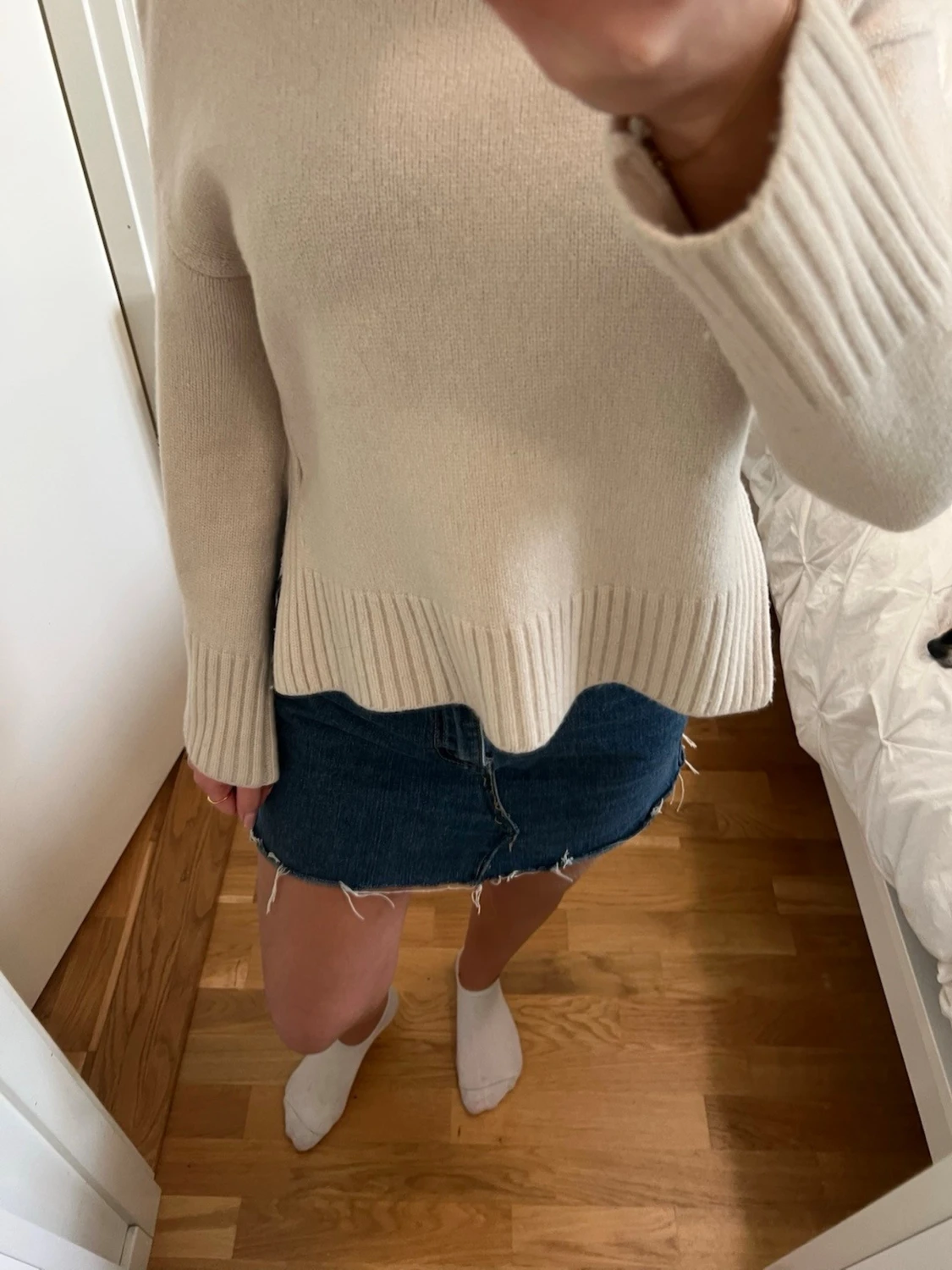 Mörkblå jeanskjol med rå kant