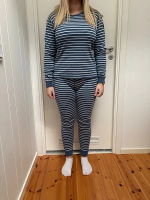 polarn o pyret pyjamas set  - blå/vit polarn o pyret pyjamas set, jätte skönt set och super mysigt, säljer det i 2 delar alltså hela settet 