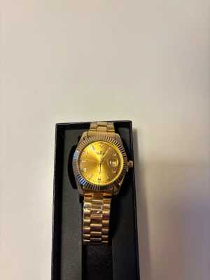 Rolex Day-Date Guld liknande - Rolex Day-Date Guld liknande klocka. Den är stilren och passar till alla tillfällen. Om man skriver till mig så kan man få med en länkbortagare.