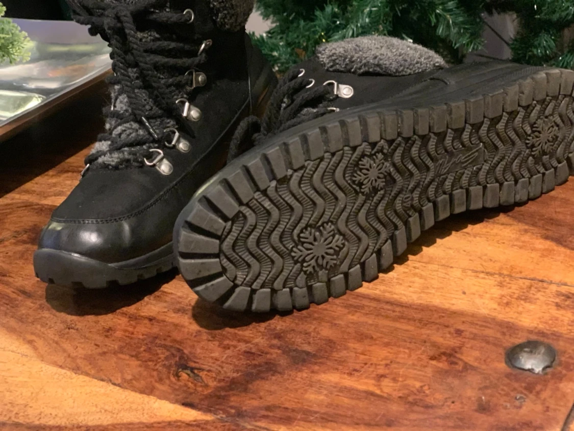 Svarta kängor med fuskpäls och snörning - 2