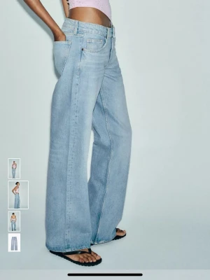 Ljusblåa lågmidjade jeans Zara - Säljer ett par ljusblå jeans med riktigt breda ben och hög midja. Jeansen har klassisk femficksdesign och är gjorda i denim med en avslappnad passform. Perfekta för en chill och trendig look. Köpta för 399kr och passar xs, skriv om ni har några frågor 💕