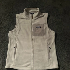 Patagonia väst  - Fräsch Patagonia väst som är näst intill orörd! Storleken är S men passar även M. Personligen så tycker jag den passar till allt👌(LAPPEN KVAR)