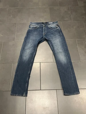 Replay grover  - Säljer ett par riktigt feta replay jeans i storlek W32 L32. Straight fit. Säljer då de inte passar mig. Hör av er vid frågor! 