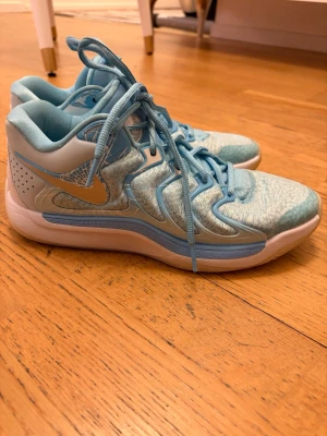 Nike KD17 ”christmas” basketskor - Nike KD17 i den limiterade ”christmas” edition och går ej att få tag på längre. De är i storlek 40,5. Köptes på Nikes egna hemsida i januari 2025 för 2250 kr men är använda väldigt få gånger då de inte funkade till mina fötter. Skorna är i väldigt fint skick men har lite mindre skråmor. Skorna har även lite mindre missfärgning som syns på bilderna och de är orsakade av t.ex matcher, träningar etc. och säkerligen går bort vid tvättning. Kan gå ner i pris vid snabb affär🤍